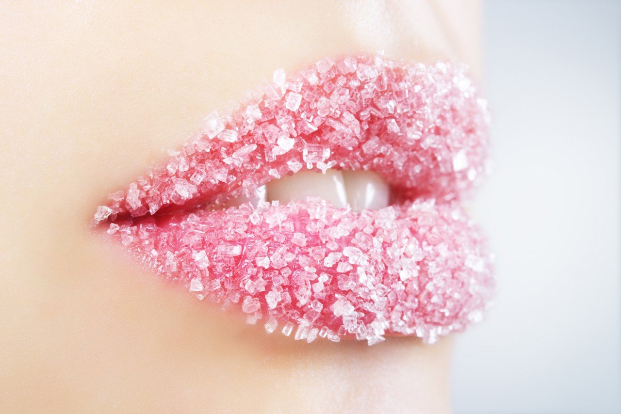 Cara Alami Bikin Lip Scrub dengan Biaya Super Murah. Bibir Hitam dan Pecah-Pecah Nggak Ada Lagi!