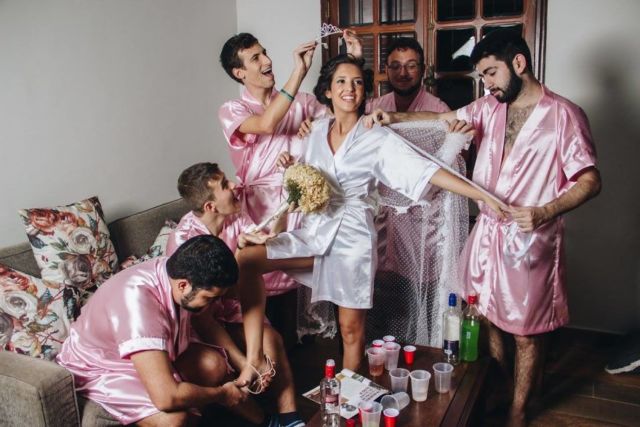 Nggak Punya Sahabat Cewek, Calon Pengantin Ini Ajak Teman-teman Cowoknya Jadi Bridesmaids dan Hasilnya Jadi Selucu Ini