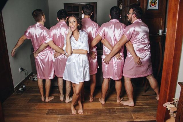 Nggak Punya Sahabat Cewek, Calon Pengantin Ini Ajak Teman-teman Cowoknya Jadi Bridesmaids dan Hasilnya Jadi Selucu Ini