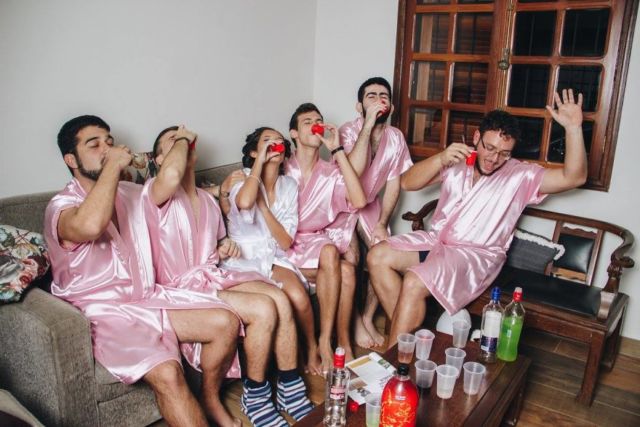 Nggak Punya Sahabat Cewek, Calon Pengantin Ini Ajak Teman-teman Cowoknya Jadi Bridesmaids dan Hasilnya Jadi Selucu Ini