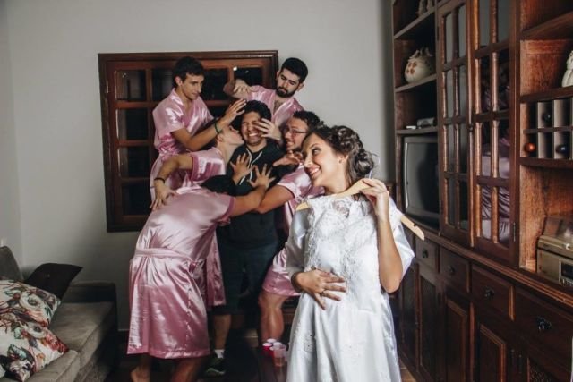 Nggak Punya Sahabat Cewek, Calon Pengantin Ini Ajak Teman-teman Cowoknya Jadi Bridesmaids dan Hasilnya Jadi Selucu Ini