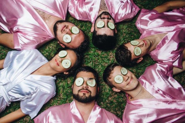 Nggak Punya Sahabat Cewek, Calon Pengantin Ini Ajak Teman-teman Cowoknya Jadi Bridesmaids dan Hasilnya Jadi Selucu Ini
