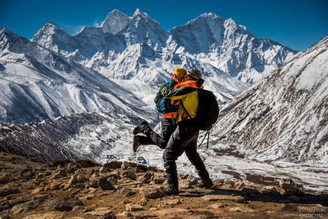 Luar Biasa, Pasangan Ini Menikah di Gunung Everest. Kalau Sudah Cinta, Menaklukkan Gunung pun Bisa!