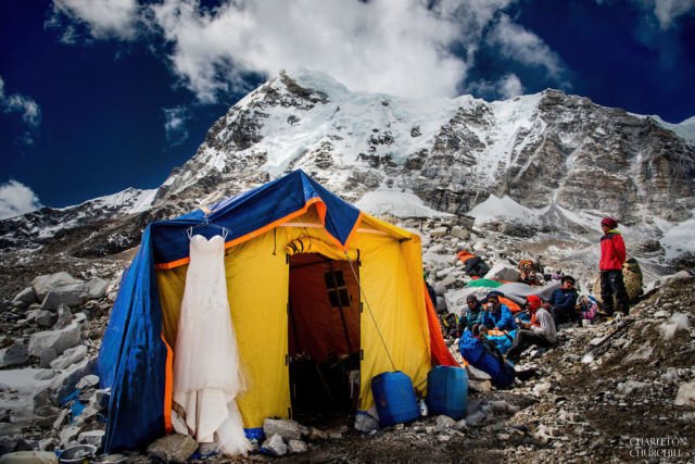 Luar Biasa, Pasangan Ini Menikah di Gunung Everest. Kalau Sudah Cinta, Menaklukkan Gunung pun Bisa!
