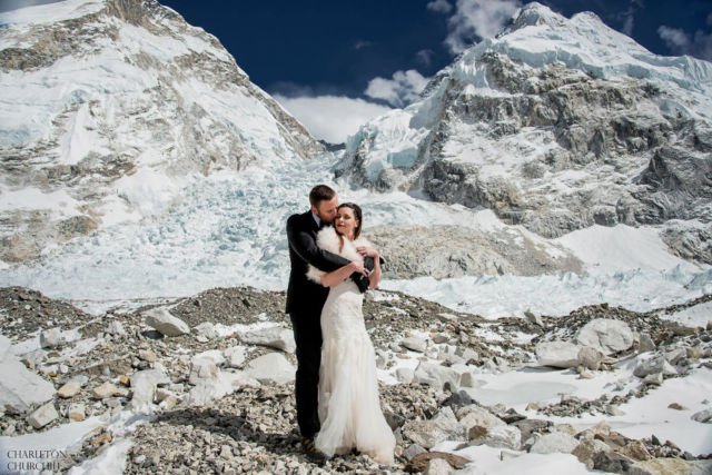 Luar Biasa, Pasangan Ini Menikah di Gunung Everest. Kalau Sudah Cinta, Menaklukkan Gunung pun Bisa!
