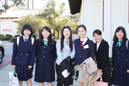 Siswi sekolah di Jepang