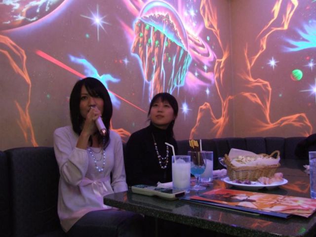 Karaokean Ala Introvert Alias Sendirian, Bakal Jadi Tren Terbaru. Lihat Saja Budaya Karaoke Bergeser
