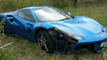 Mobil Ferrari Seharga 5 Miliar Dibuang Pemiliknya di Lapangan Desa, Begini Nih Kalau Kebanyakan Duit