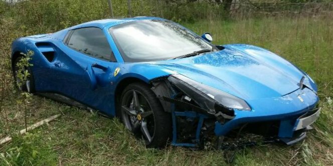 Mobil Ferrari Seharga 5 Miliar Dibuang Pemiliknya di Lapangan Desa, Begini Nih Kalau Kebanyakan Duit