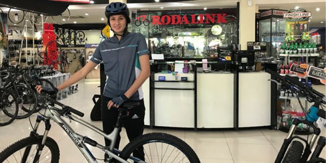 Nadine beserta sepedanya