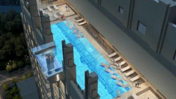 Cuma di Sky Pool Kita Bisa Berenang di Atap Lantai 42, Lihat Jalan Langsung dari Ketinggian 500 Kaki