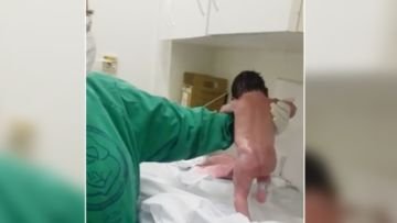 Viral! Sebuah Video Perlihatkan Bayi yang Baru Saja Lahir Mampu Berjalan Kaki, Ini Penjelasannya