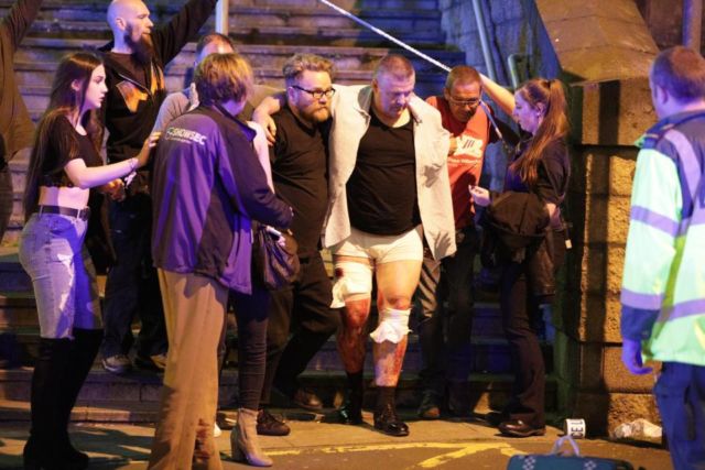Bom Meledak saat Ariana Grande Manggung di Manchester. Korban Meninggal Mencapai 19 Orang!