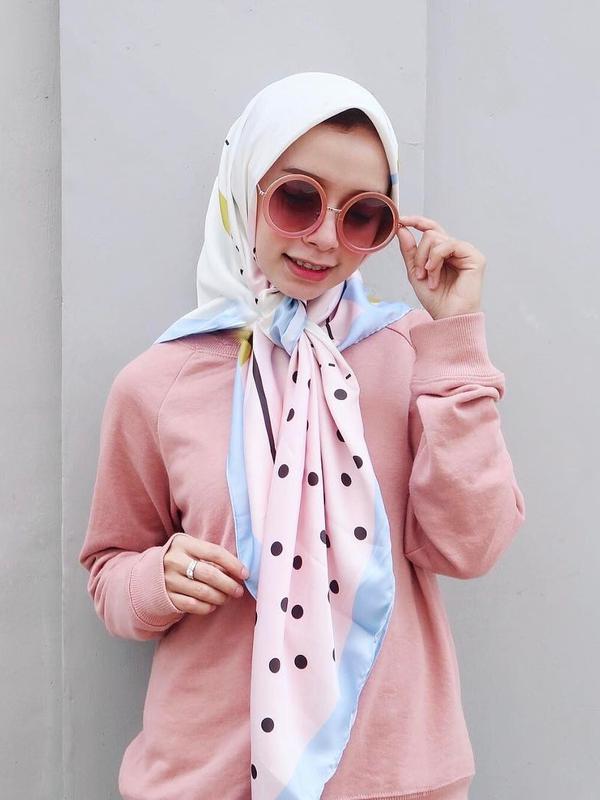 11 Inspirasi Busana Motif Polkadot Buat Cewek. Mau Bergaya Vintage Atau Kekinian Semuanya Oke