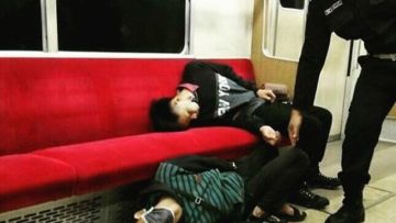 15 Potret Kelakuan Unik dan Kocak Penumpang KRL Ini Emang Bikin Ngakak. Memang Lucu Sih