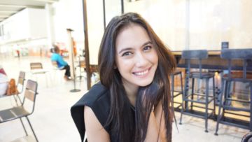 7 Cara Senyum Saat Foto Agar Terlihat Manis