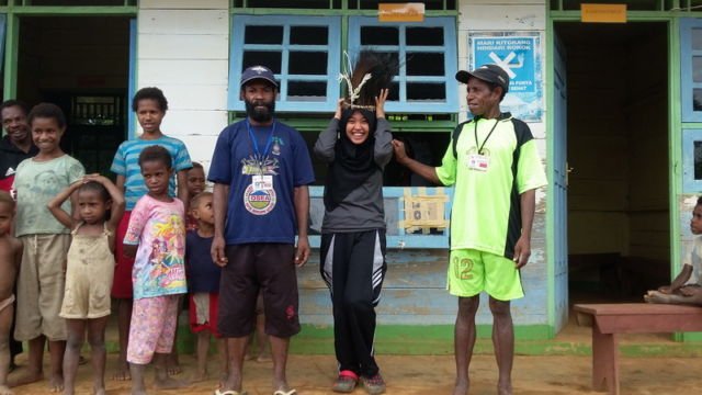 Foto bersama antara warga setempat dengan farmasis Eli Laila Azizah