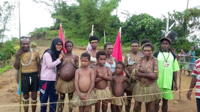 Foto bersama saat acara adat di Anyumka
