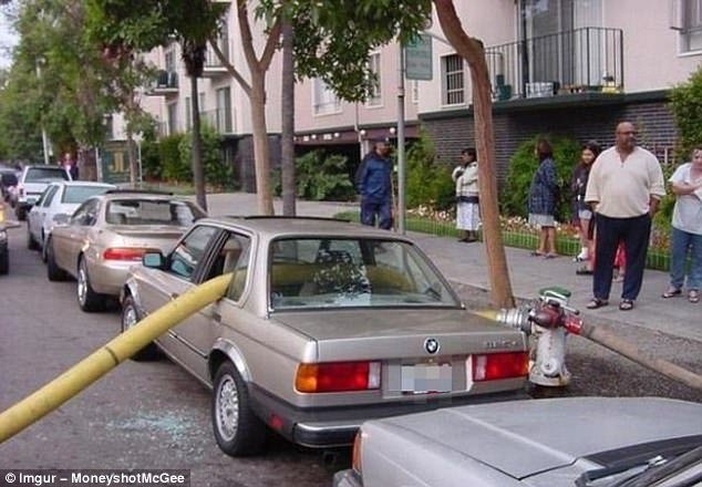 12 Foto Parkir Mobil Sembarangan yang Bikin Kesel. Begini Cara Ngerjain Mereka Biar Kapok!