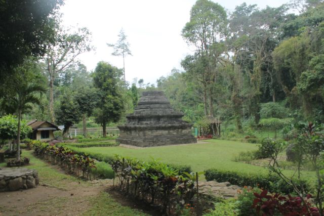 Candi Suberawan yang berupa stupa