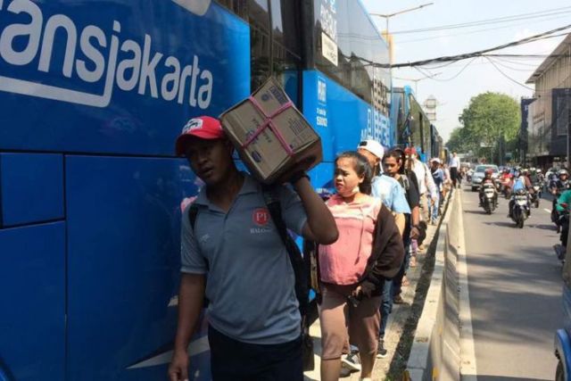 Tuntut Kejelasan Status Karyawan, Puluhan Armada Transjakarta Mogok Kerja. Penumpang pun Telantar
