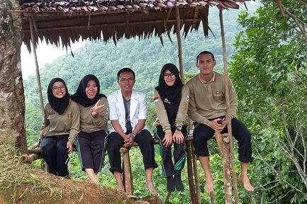 dari kiri ke kanan ( Eli Laila Azizah - Farmasis, Tri Puji Astuti - Bidan, M. Aris - Dokter, Maisyah Fitri - ATLM, Joss - Ners )