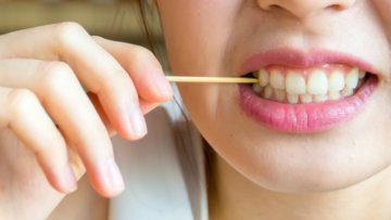 Tak Harus Pakai Tusuk Gigi, 7 Cara Ini Efektif Mengeluarkan Selilit yang Bikin Risi