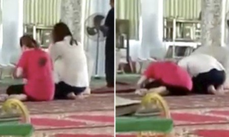 Dua Turis Beragama Budha Ini Malah Sembahyang di Masjid. Tapi Begini Nih Contoh Menegur yang Baik