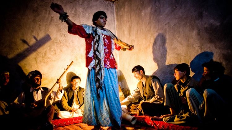 Mirisnya Nasib Anak-anak Cowok di Afghanistan Ini. Disuruh Bersolek, Menari, dan Jadi Budak Seksual