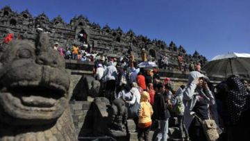 Netizen Ini Protes Tentang Kelakuan Buruk Turis di Candi Borobudur. Ternyata Banyak yang Nggak Sepakat!