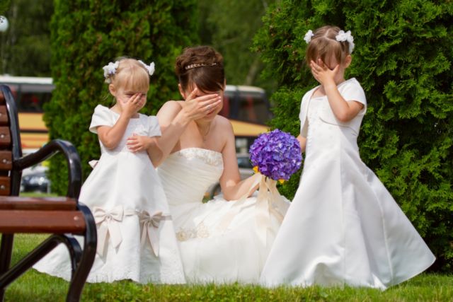 18 Inspirasi Foto Pengantin Wanita Saat Foto Bareng Flower 