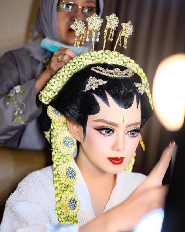 Riasan Mata Barbie Ala MUA Imel Vilentcia Ini Lagi Tren! Jadi Langganan Pengantin Wanita Nih