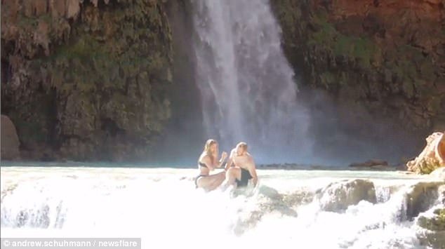 Pengen Romantis, Pria Ini Melamar Kekasihnya di Air Terjun. Sialnya, Cincinnya Jatuh dan Nggak Ketemu :(