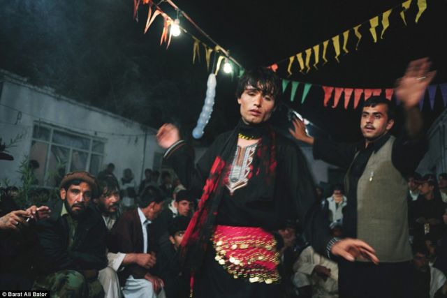 Mirisnya Nasib Anak-anak Cowok di Afghanistan Ini. Disuruh Bersolek, Menari, dan Jadi Budak Seksual