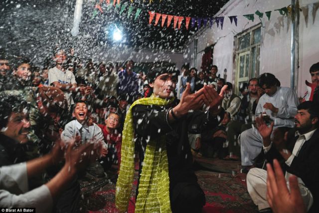 Mirisnya Nasib Anak-anak Cowok di Afghanistan Ini. Disuruh Bersolek, Menari, dan Jadi Budak Seksual