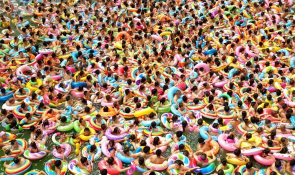 Kolam Renang Raksasa bernama Dead Sea di China Bisa Menampung 10 Ribu Orang. Jadi Kaya Cendol Deh!