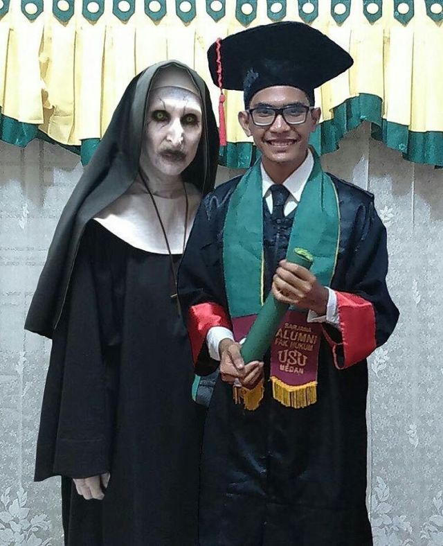 Raup Untung Lewat 12 Jenis Usaha yang Laris Manis Saat Wisuda. Lumayan Buat Tambah Uang Jajan