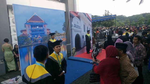 Raup Untung Lewat 12 Jenis Usaha yang Laris Manis Saat Wisuda. Lumayan Buat Tambah Uang Jajan