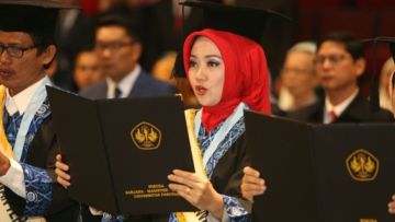 Meski Sibuk Mendampingi Ridwan Kamil, Ibu Walikota Bandung Diam-Diam Sudah Wisuda. Keren Si Cinta!