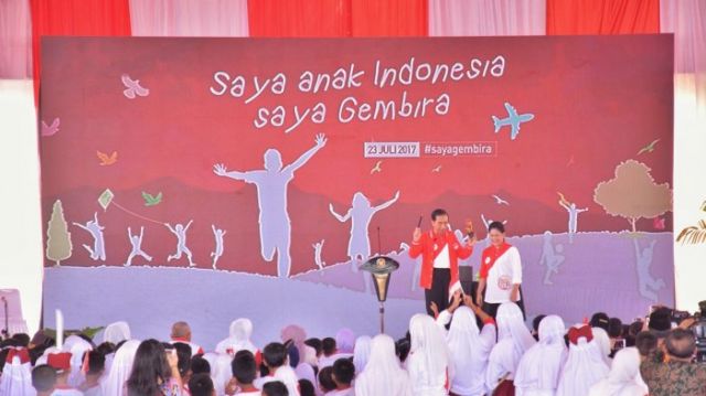 Pak Jokowi Lakukan Pertunjukan Sulap di Acara Hari Anak Nasional. Presiden Satu ini Memang Beda!