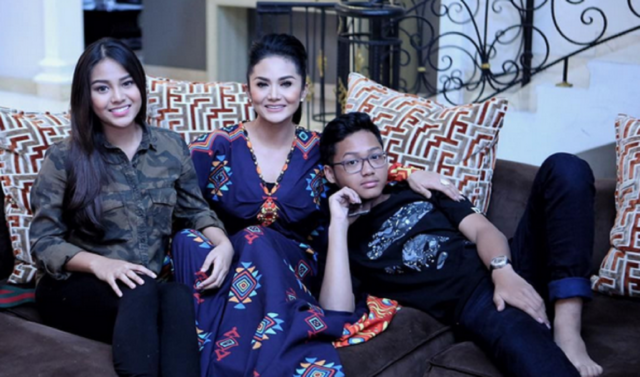 11 Panggilan Kreatif untuk Ibu & Ayah ala Artis