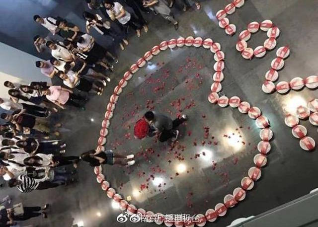 Pemuda Ini Lamar Kekasihnya dengan 99 Lobster, Bisa Buat Buka Restoran Seafood :(