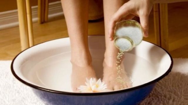 6 Bahan Rendaman Alami untuk Atasi Bau Kaki. Meski Buka Sepatu, Tetap Kering dan Wangi