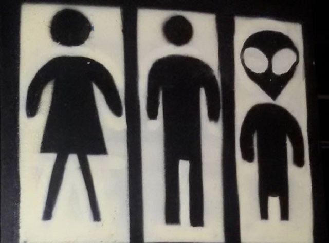 15 Tanda Toilet Paling Unik di Dunia, Yang Tadinya Kebelet Jadi Salah Fokus Deh