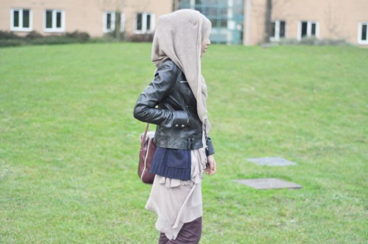 Nggak Cuma Berjilbab Aja. Ini 4 Cara Biar Kamu Jadi Muslimah Seutuhnya!