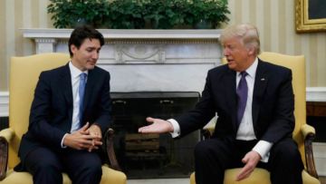 Ternyata, Trump Sudah 10 Kali Bikin Situasi Jadi Awkward Karena ‘Salaman’. Nih Kumpulan Videonya