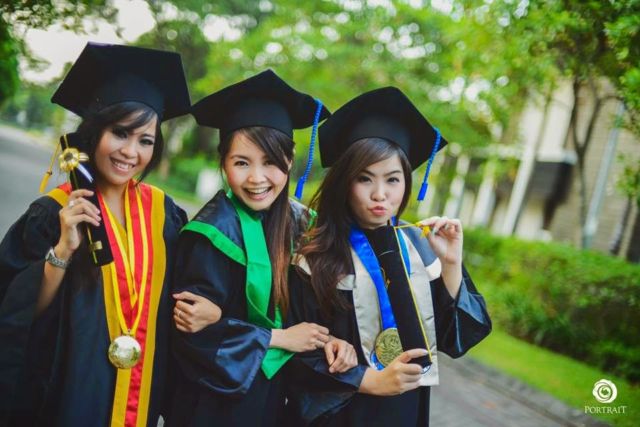13 Inspirasi Spot Outdoor untuk Foto Wisuda. Biar Lebih Berkesan dan Hasilnya Tetap Istimewa
