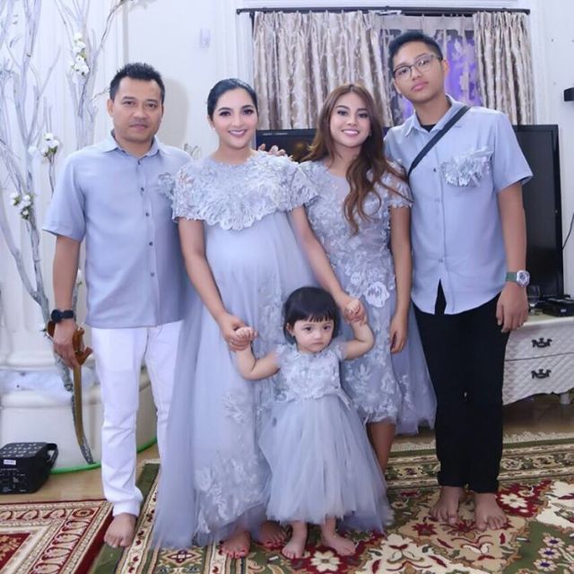 10 Inspirasi Seragam Keluarga untuk Segala Acara. Biarpun Kembaran Namun Tetap Istimewa