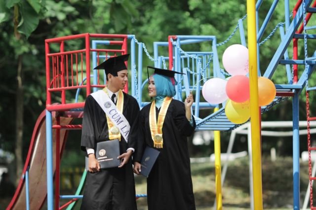 13 Inspirasi Spot Outdoor untuk Foto Wisuda. Biar Lebih Berkesan dan Hasilnya Tetap Istimewa