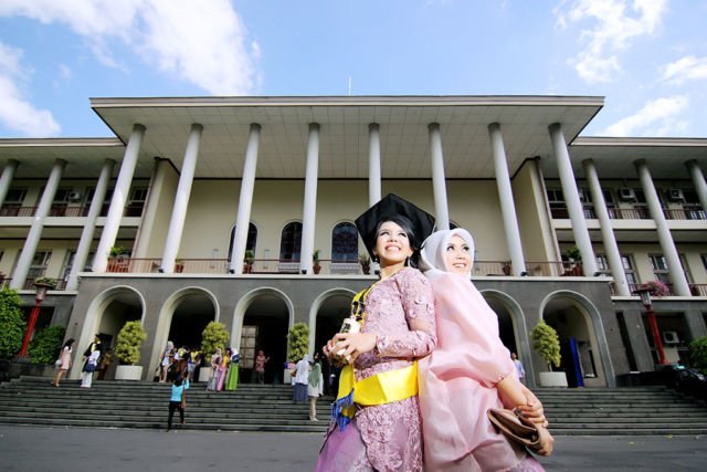 13 Inspirasi Spot Outdoor untuk Foto Wisuda. Biar Lebih Berkesan dan Hasilnya Tetap Istimewa